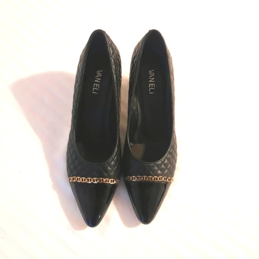 Black kitten heel shoes with gold chain detail Size 8.5 Narrow